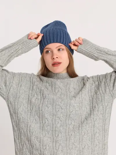 Вязаная шапка-бини синего цвета